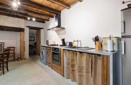 Peyzac-le-Moustier Cottage | Cozy Cottage Retreat with Garden and Family Amenities