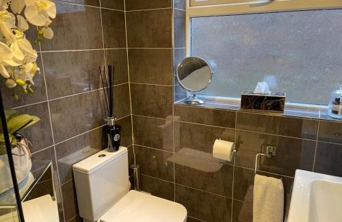Bawtry Apartment | Charming Cosy Cottage 1 - Central Bawtry with Ocean Views
