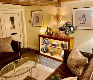Bawtry Apartment | Charming Cosy Cottage 1 - Central Bawtry with Ocean Views