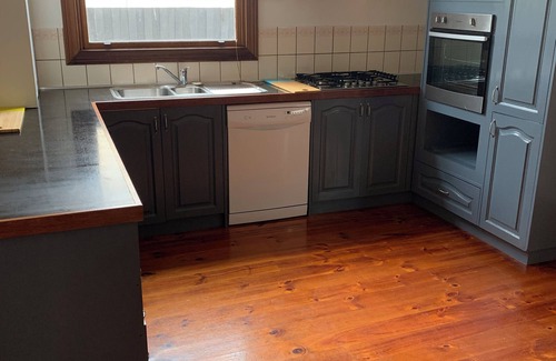 East Geelong House | Cosy cottage close to Geelong CBD and hospital precinct