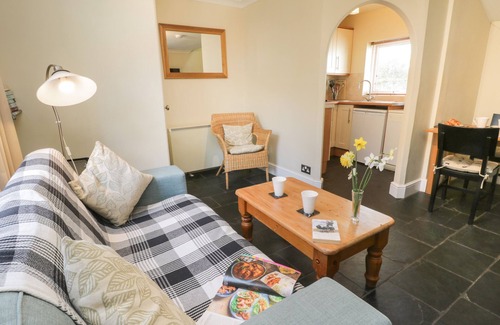 Swainby Cottage | Inviting Cosy Cottage: Pet-Friendly Escape with Breakfast