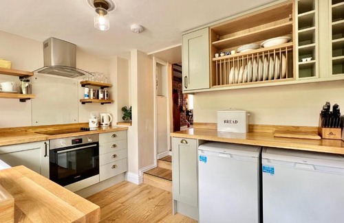 Wellington House | Charming Cosy Cottage: 4-Star Retreat for Pet Lovers
