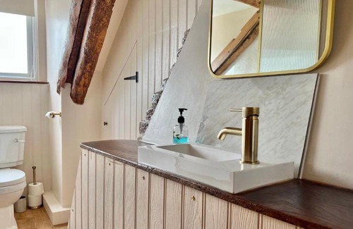 Wellington House | Charming Cosy Cottage: 4-Star Retreat for Pet Lovers