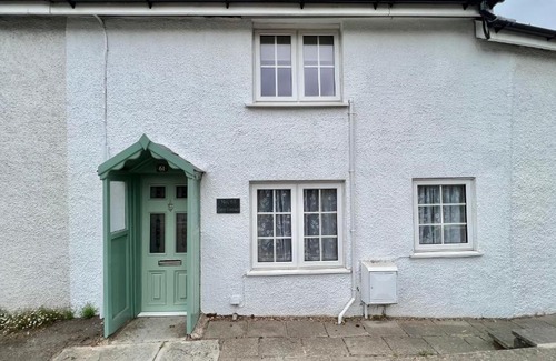 Wellington House | Charming Cosy Cottage: 4-Star Retreat for Pet Lovers