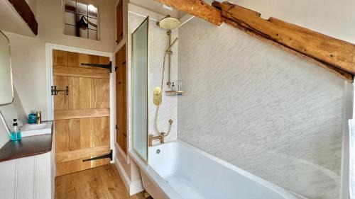 Wellington House | Charming Cosy Cottage: 4-Star Retreat for Pet Lovers