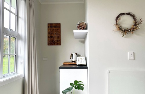 Wellington Cottage | Cosy Cottage Getaway (with breakfast &EVcharge) enjoy the country 20min from CBD