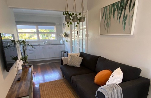 Allambie Heights Cottage | Pet-Friendly Cottage in Allambie Heights with Pool Access