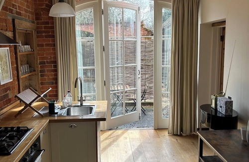 Odiham Cottage | Cosy cottage in rural village just outside London