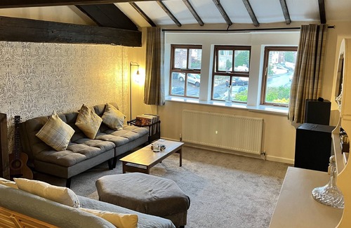 Oakworth Cottage | Cosy cottage surrounded by gorgeous green rolling hills