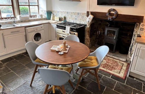 Oakworth Cottage | Cosy cottage surrounded by gorgeous green rolling hills