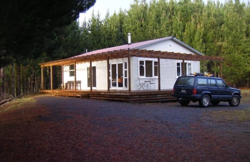 Raetihi House | Inviting Cottage on 10 Acres with Pool & Pet-Friendly Amenities