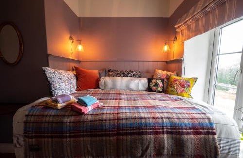 Scunthorpe House | Relaxing Cottage Retreat with Spa, Nature Walks & Free Parking