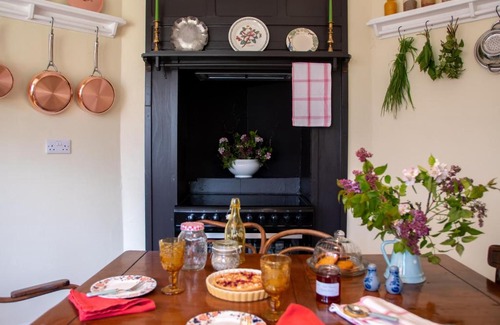 Scunthorpe House | Relaxing Cottage Retreat with Spa, Nature Walks & Free Parking