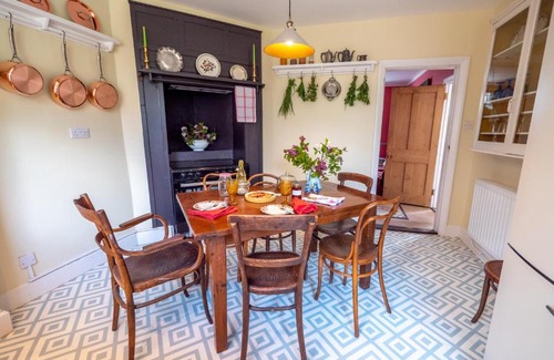Scunthorpe House | Relaxing Cottage Retreat with Spa, Nature Walks & Free Parking