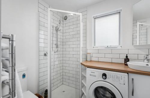 Lindisfarne Apartment | Inviting Cottesloe: 2 Bedroom Unit with Free Parking & WIFI