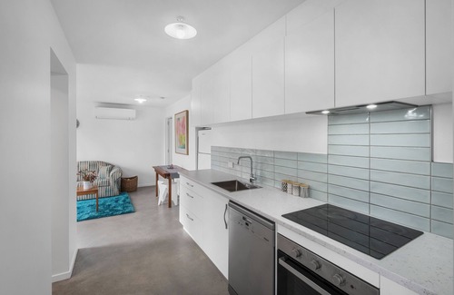 Lindisfarne Apartment | Inviting Cottesloe: Family-Friendly Stay with Pool & Dining