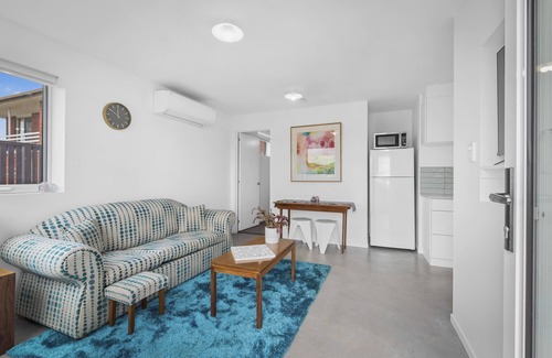 Lindisfarne Apartment | Inviting Cottesloe: Family-Friendly Stay with Pool & Dining