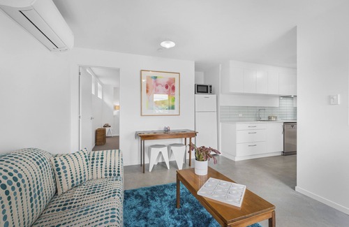Lindisfarne Apartment | Inviting Cottesloe: Family-Friendly Stay with Pool & Dining