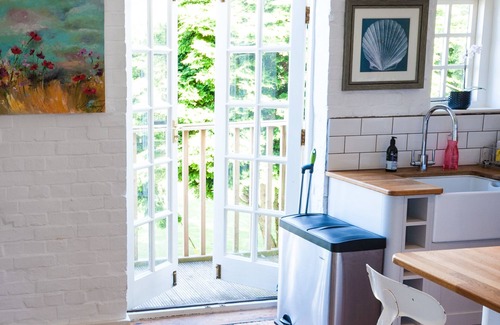 Wittersham Cottage | Quaint Country Cottage with Expansive Garden & Family Amenities