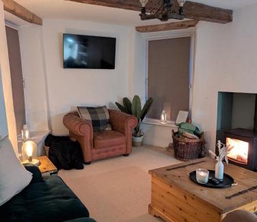 Kendal House | Inviting Country Cottage with Log Fireplace and Scenic Views