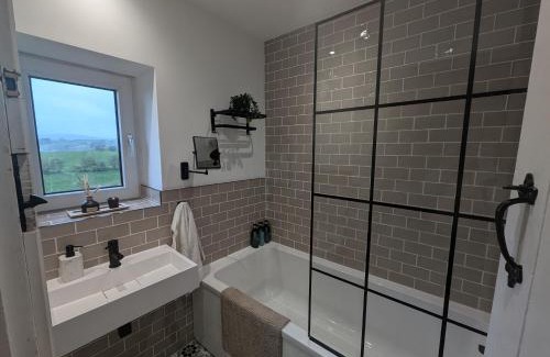 Kendal House | Inviting Country Cottage with Log Fireplace and Scenic Views
