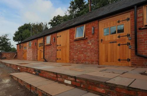 Grafton Regis Apartment | Charming Countryside Retreat with Pet-Friendly Amenities