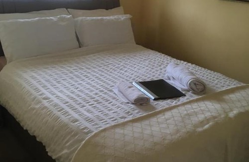 Uckinghall House | Comfortable Double Room with Private Bathroom Awaiting You