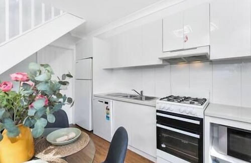 Waterloo House | Inviting Downtown Retreat with Kitchen Amenities