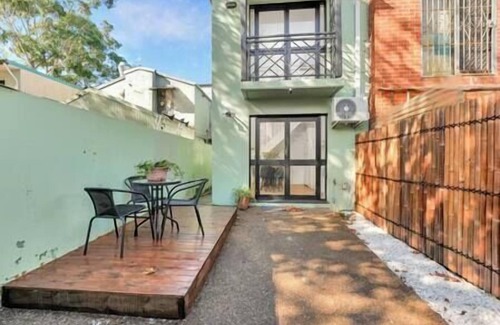 Waterloo House | Inviting Downtown Retreat with Kitchen Amenities