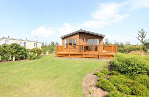 Berwick-upon-Tweed Cabin | Relax at Cosy Dreams Lodge: 4-Star Stay with Spa & Pool