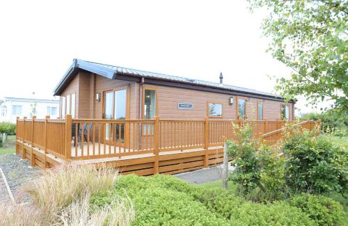 Berwick-upon-Tweed Cabin | Relax at Cosy Dreams Lodge: 4-Star Stay with Spa & Pool