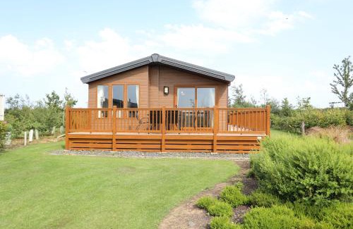 Berwick-upon-Tweed Cabin | Relax at Cosy Dreams Lodge: 4-Star Stay with Spa & Pool