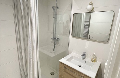 Horte Neuve Apartment | Elegant and Cozy Apartment in Narbonne with Spa Access