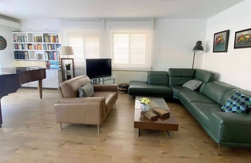 Meqor Hayyim Apartment | Inviting Family Penthouse with Spacious Terraces & Spa