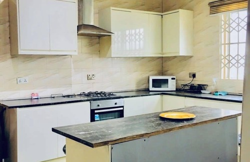 Tema House | Family-Friendly Villa in Tema: Relaxing Atmosphere & Dining