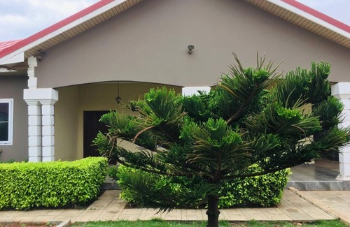 Tema House | Family-Friendly Villa in Tema: Relaxing Atmosphere & Dining