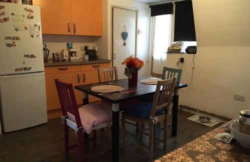 Dagenham Apartment | Charming Second Floor Flat with Romantic Sunset Views