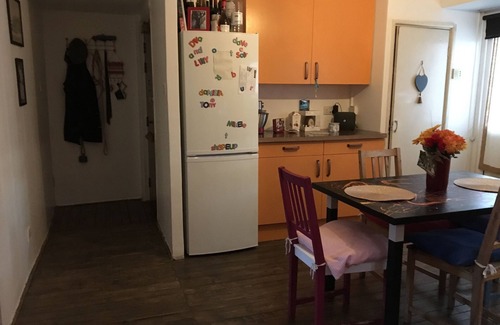 Dagenham Apartment | Charming Second Floor Flat with Romantic Sunset Views