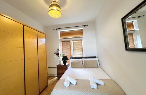 Temple Bar Apartment | Stylish Apartment at Temple Bar with Riverside Views