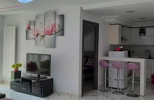 Cite El Wafa Apartment | Romantic Getaway: Cozy Flat with Spa and Pool Access