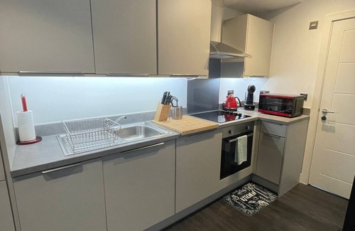 Sutton Apartment | Convenient Flat with Free Parking Near Cheam Station