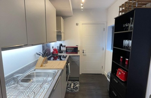 Sutton Apartment | Convenient Flat with Free Parking Near Cheam Station