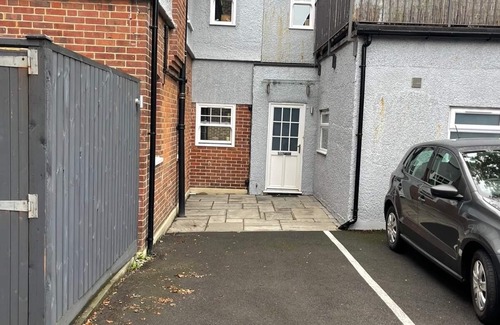 Sutton Apartment | Convenient Flat with Free Parking Near Cheam Station