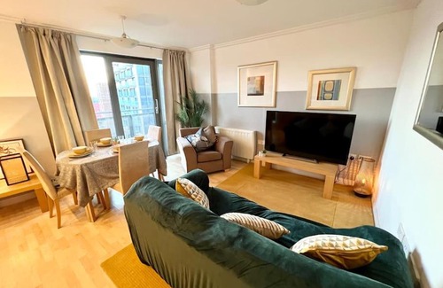 East Acton Apartment | Cozy Flat Near Tube Station with Pet-Friendly Amenities