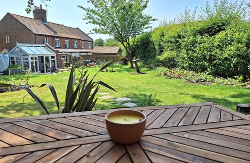 North Walsham Cabin | Pet-Friendly Garden Cabin with Breakfast and Pool Access
