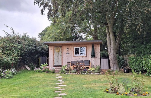 North Walsham Cabin | Pet-Friendly Garden Cabin with Breakfast and Pool Access
