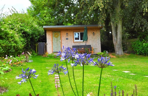 North Walsham Cabin | Pet-Friendly Garden Cabin with Breakfast and Pool Access