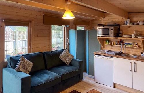 Harnham Ski Chalet | Charming Garden Log Cabin - 4-Star Family Retreat