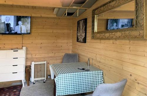 Harnham Ski Chalet | Charming Garden Log Cabin - 4-Star Family Retreat