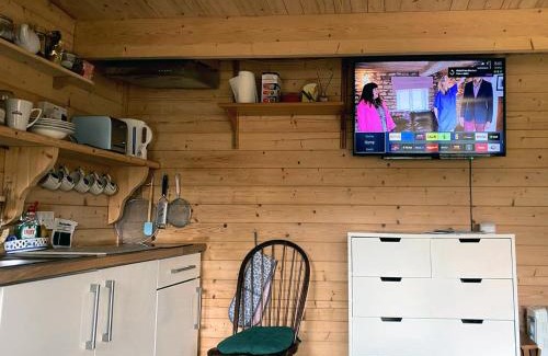 Harnham Ski Chalet | Charming Garden Log Cabin - 4-Star Family Retreat